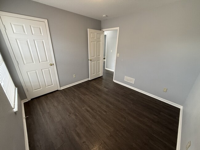 Photo - 417 NW Woodbury Dr