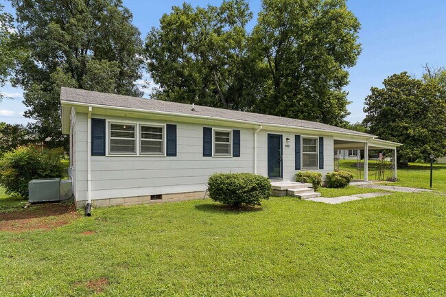 Photo - "Charming 3-Bedroom Retreat with Spacious Living in Murfreesboro!"