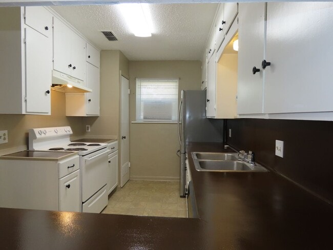 Photo - Quaint 2 Bedroom 1.5 Bath in a Country Set...
