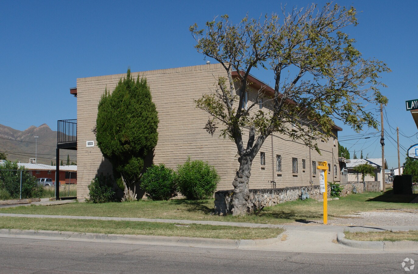 Photo - 4525 Lawrence Ave