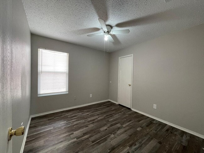 Building Photo - 5013 Waterford Dr