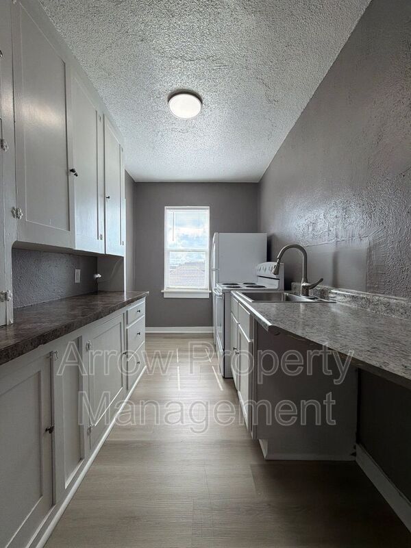 Building Photo - 723 Ella St Unit B2