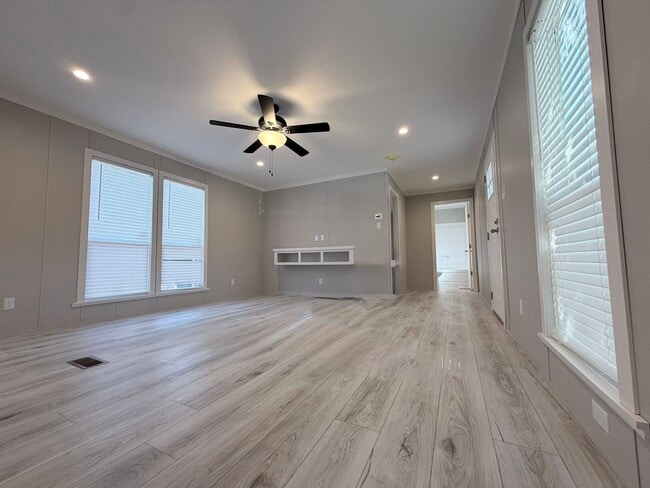 709 N Collins Fwy