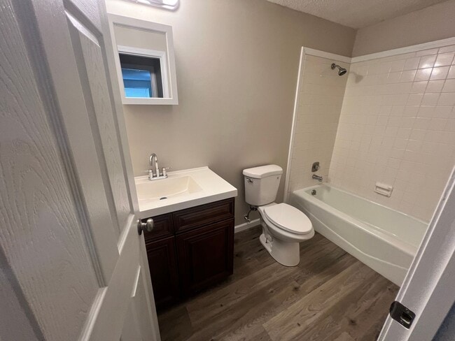 Photo - 2 Bedroom 1 Bathroom Apartment! Unit 2908 Lawnridge Ct Apt F