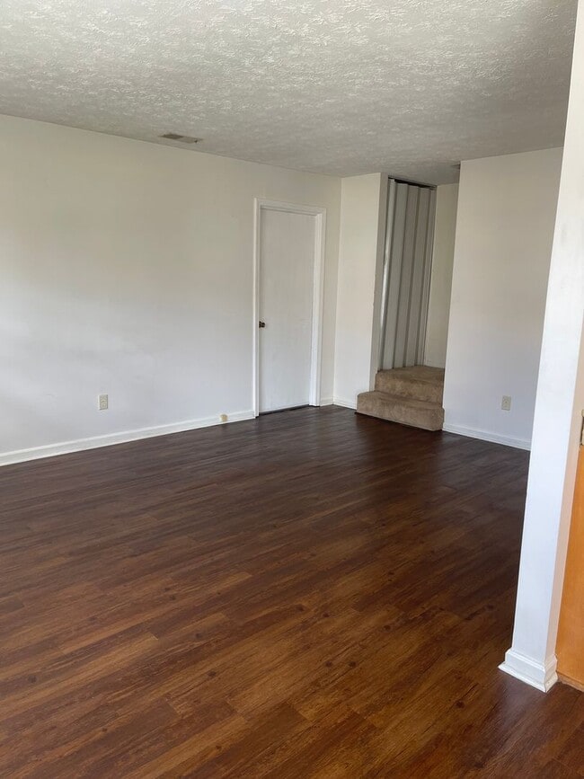 Photo - 257 University Dr