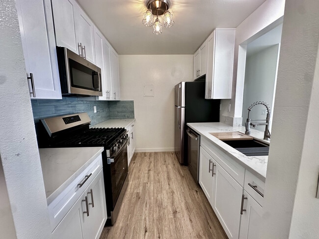 2BR, 1BA Full Renovated Kitchen