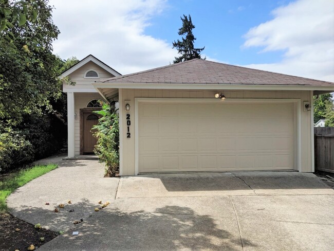 Large Remodeled 5 bed/3.5 bath with Attach... - Large Remodeled 5 bed/3.5 bath with Attach... House