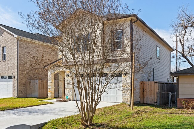 Photo - 2211 Silverbonnet St