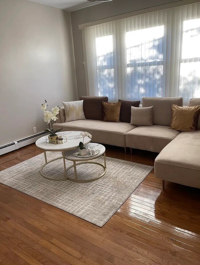 Photo - 1660 Hering Ave Unidad 2