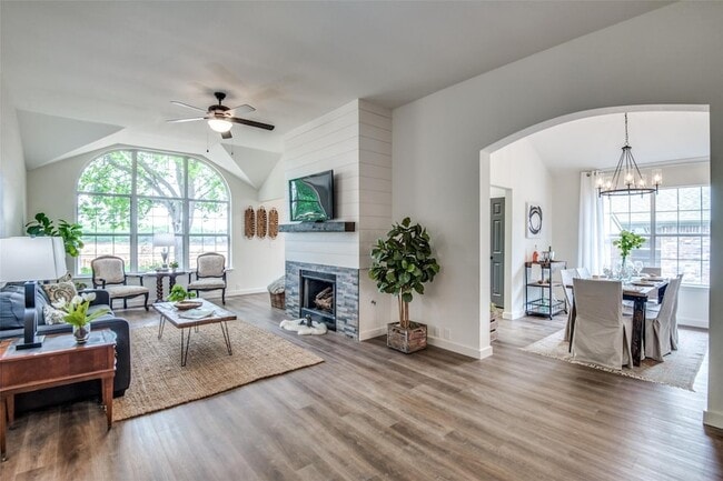 Photo - 759 Winding Oak Bend