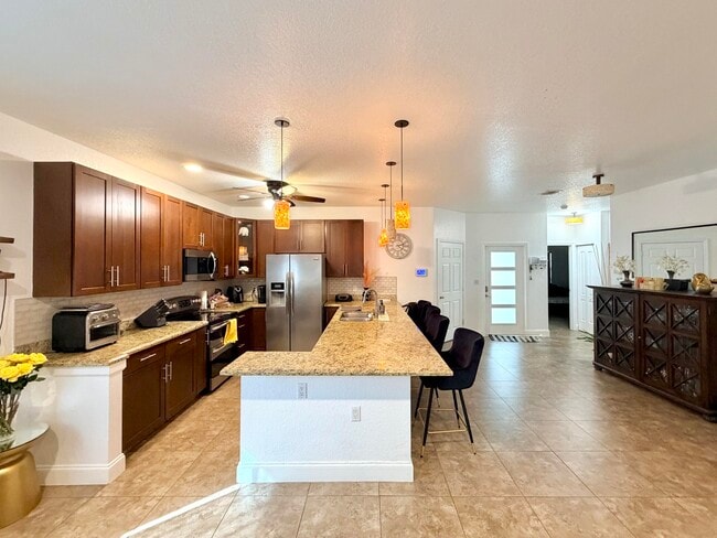 Photo - 243 SW 5th St