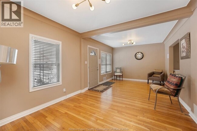 Photo - 907 Gladstone Ave