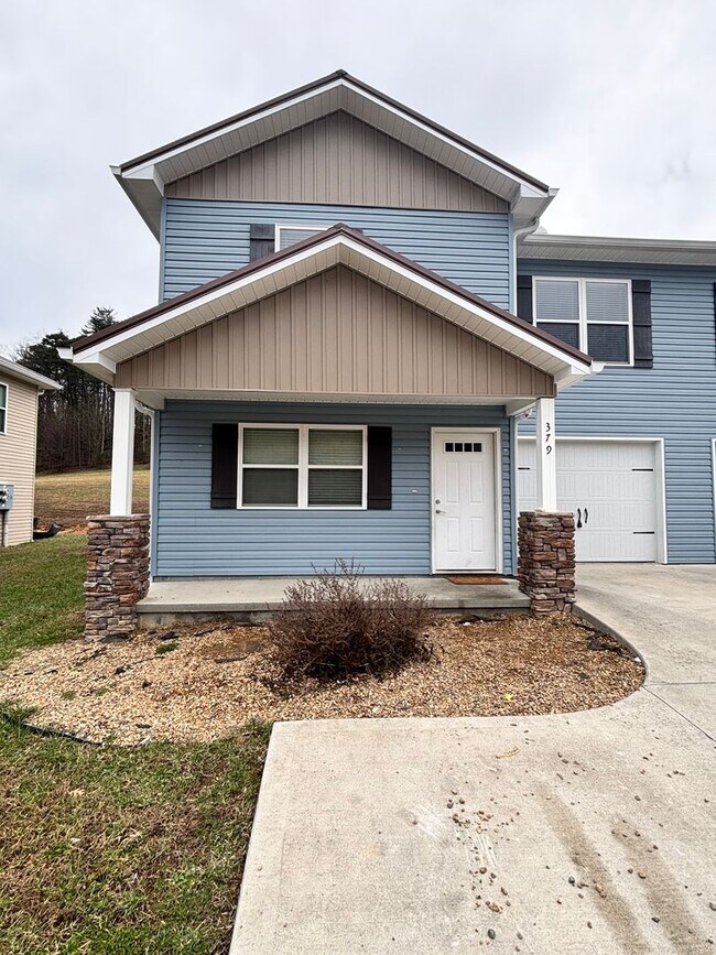 Photo - Sevierville 3bd/2.5bth available now!
