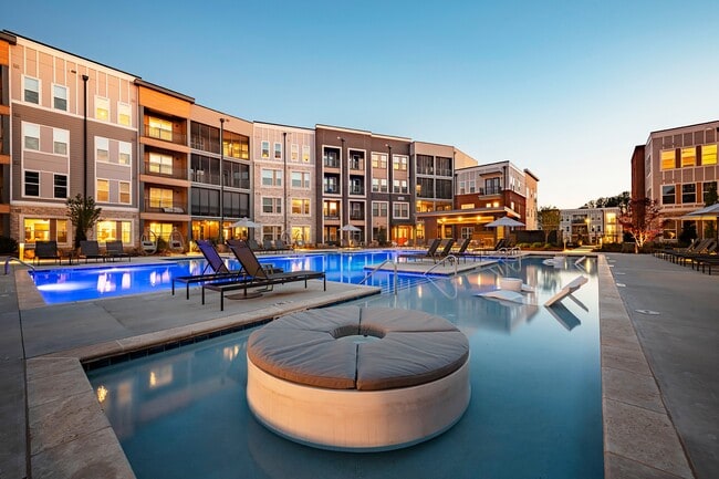 Piscina estilo resort con plataforma para broncearse y solárium - Bexley Sugarloaf