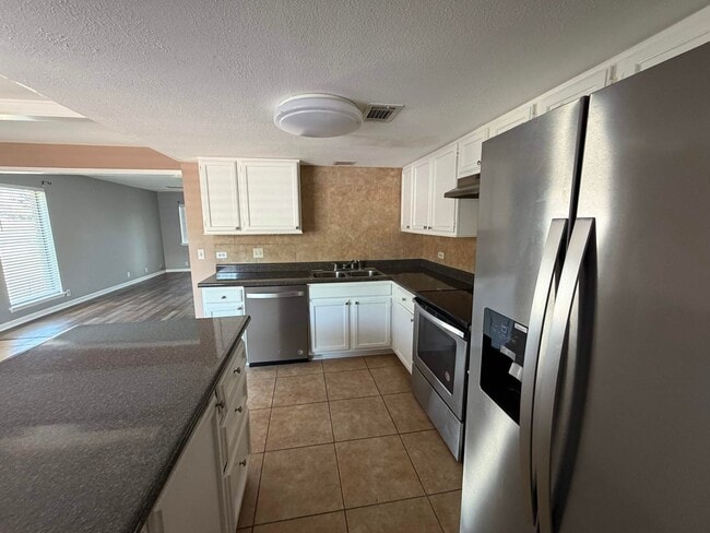 Photo - 211 Lakebend Cir