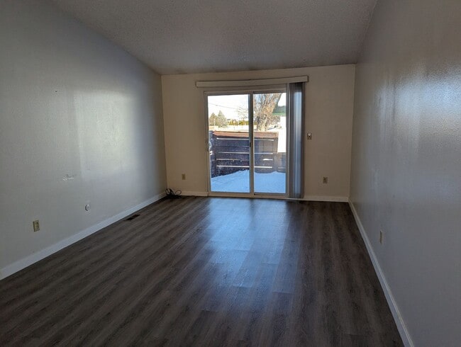Building Photo - Eastland Duplex Unit 416