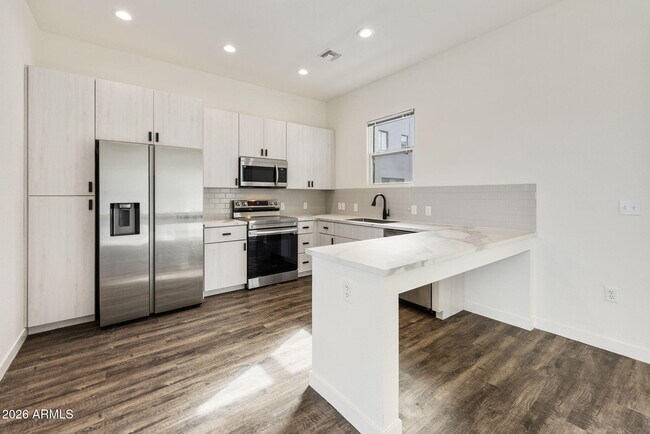 Photo - 406 W 7th St