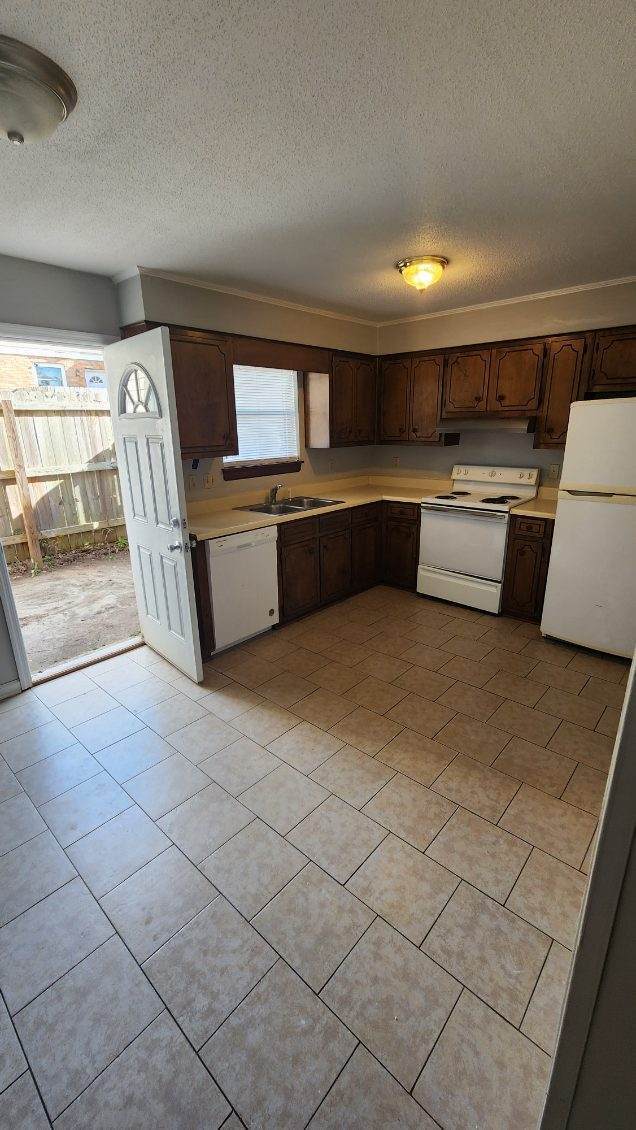 Townhouse featuring 2 bedrooms and 1 1/2 bathrooms in the heart of North Augusta!