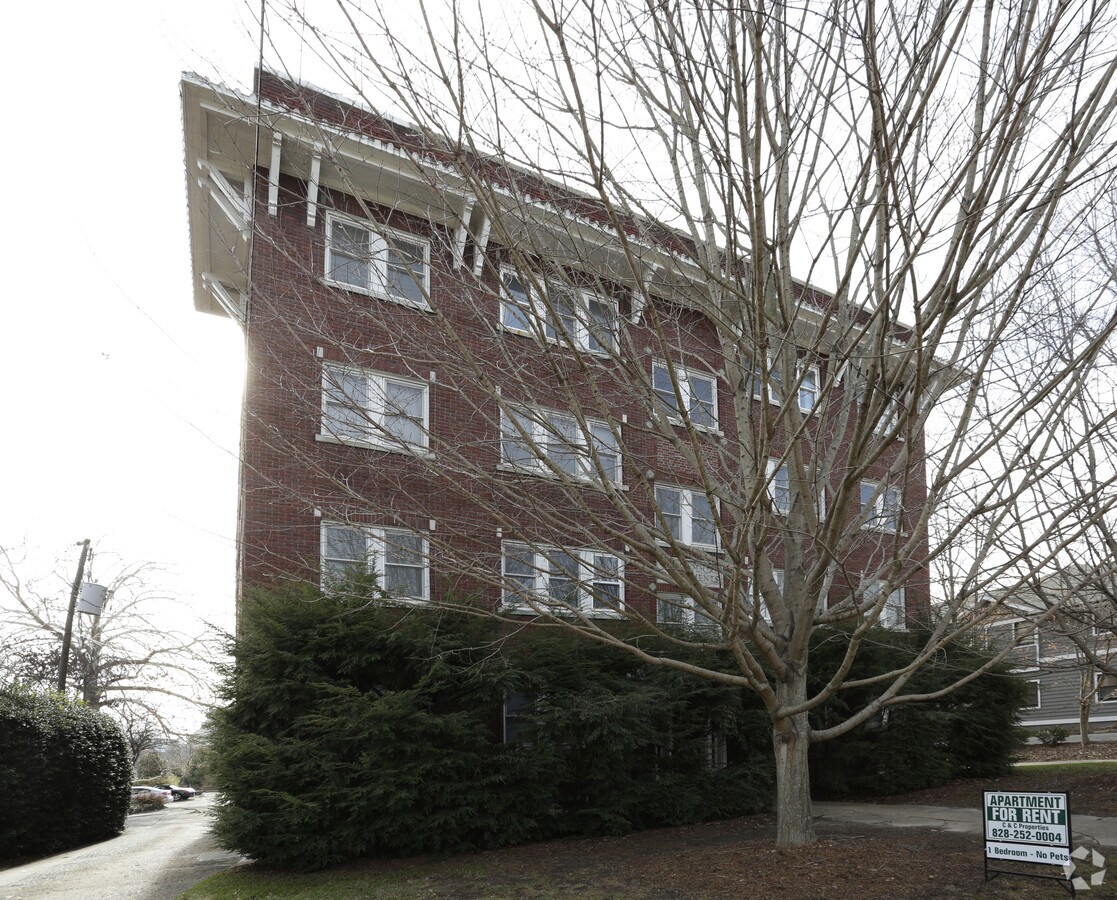 Commodore Apartments - Commodore Apartments