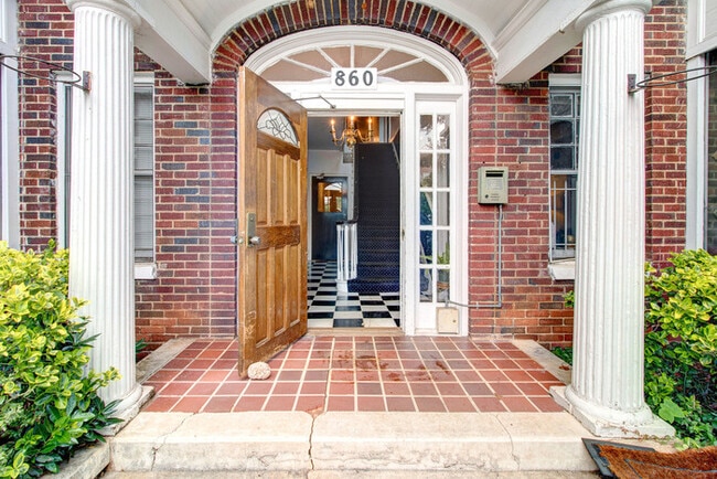 Building Photo - Charming 2-Bedroom Apartment in the Heart ...
