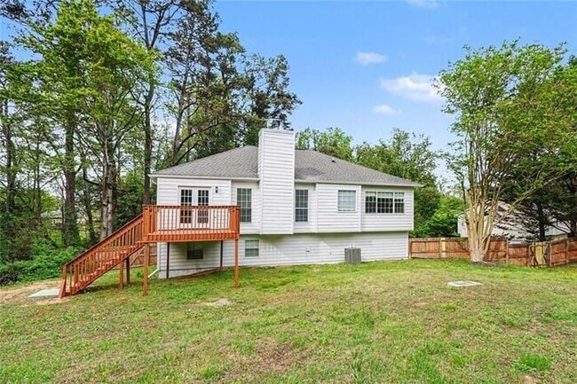 Photo - Beautiful, move-in ready split-level home in Hoschton