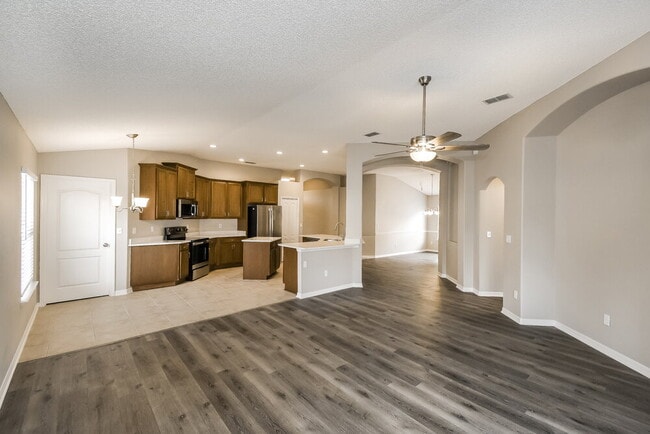 Photo - 1098 Maple Ln