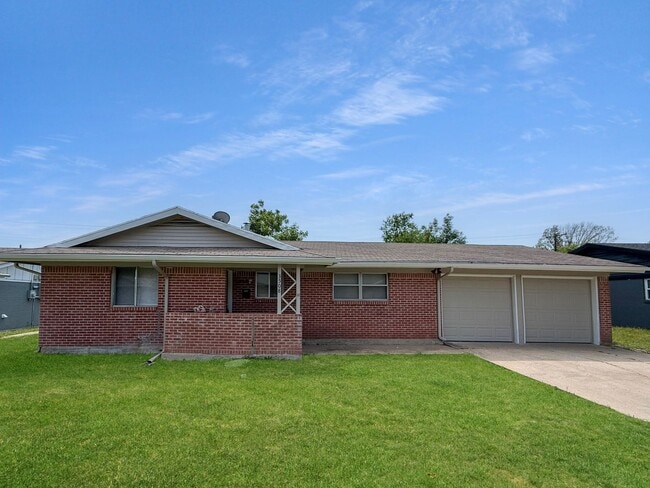 Charming 3-Bedroom Home with Bonus Room in... - Charming 3-Bedroom Home with Bonus Room in...