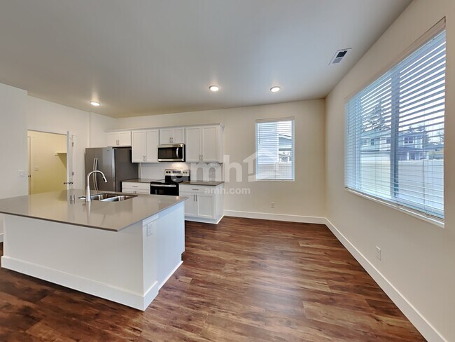 Photo - 657 Dudley St