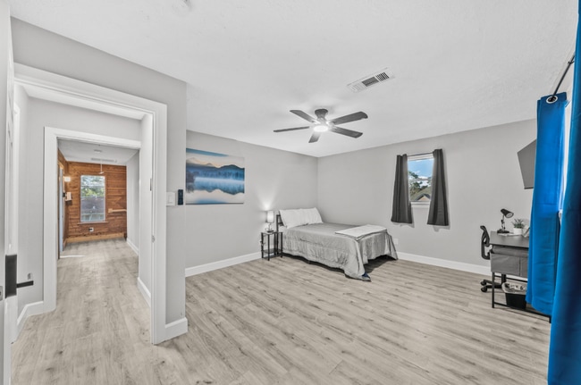 Photo - 8050 Tavenor Ln