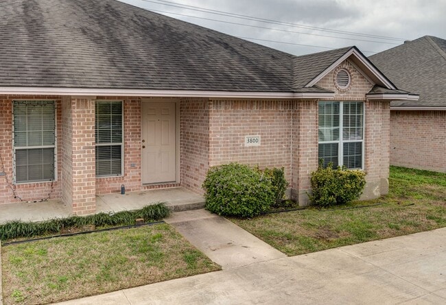 Photo - Beautiful 3 Bed, 3 Bath Duplex in South College Station!