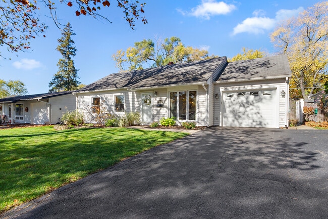 Photo - 10240 Hawthorne Dr