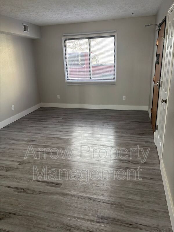 Photo - 2481 E 5th Ave