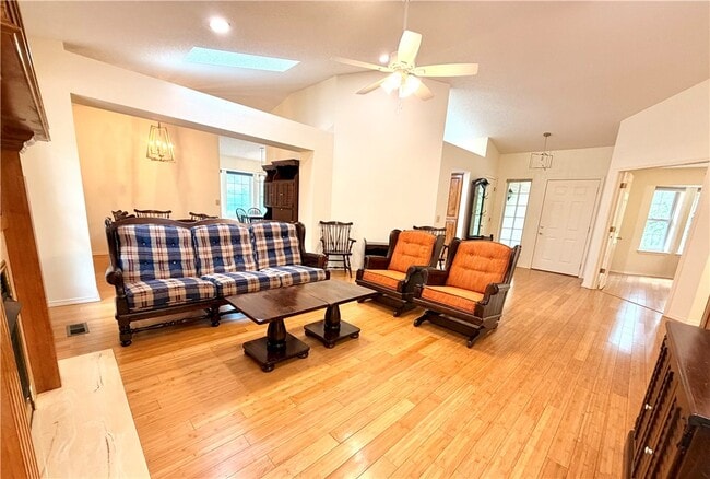 Photo - 11 Blakeney Ln