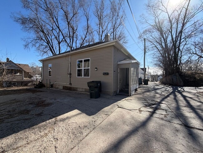 Building Photo - 2 bed 1 bath House for rent!