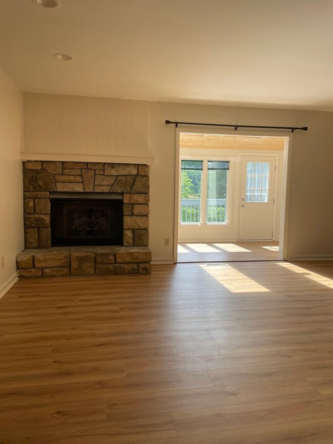 Building Photo - 7978 Hickory Nut Gap Rd Unit #2 Rental