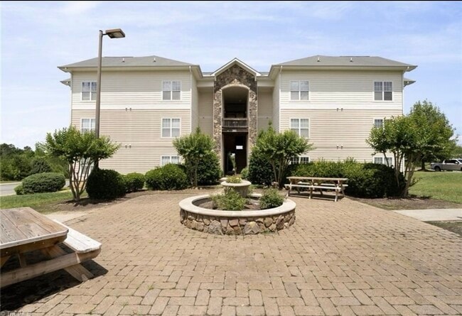 Building Photo - 102 Campus Walk Trl Unit APT 201