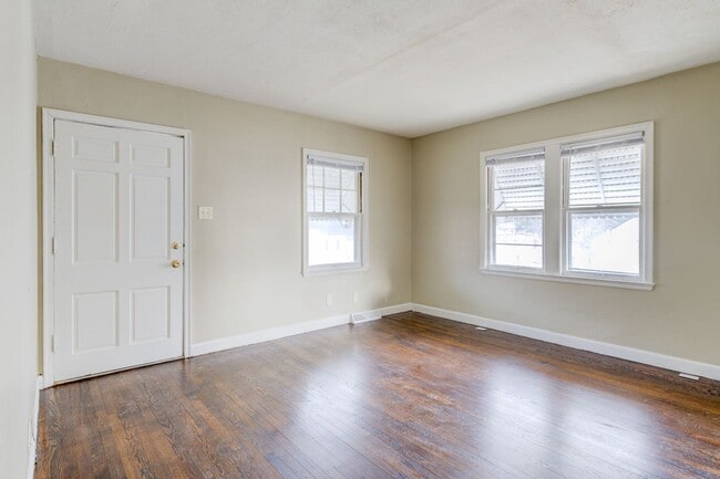 Photo - Cute 2 bedroom single family house in Bel-nor with attached garage.