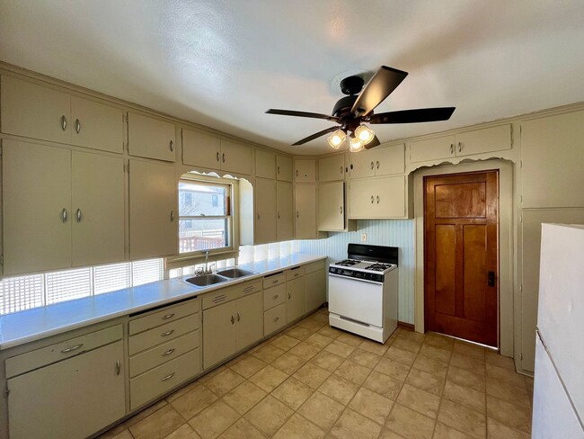 Building Photo - 733 S 6th Ave Unit Lower
