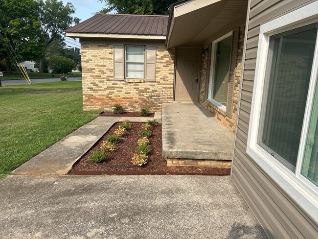 Photo - 307 Curtis Dr SE