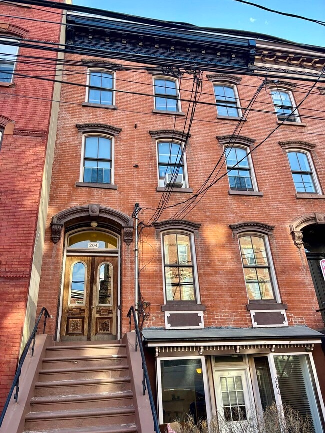 Building Photo - 204 Warren St Unit G