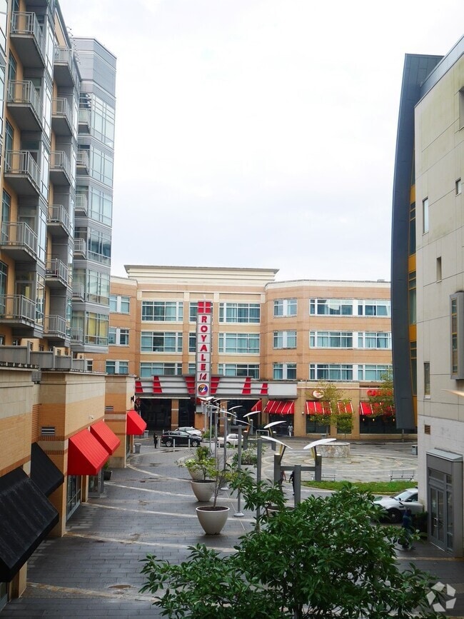 Building Photo - 1 Bedroom Luxury Condominium located in Hy...