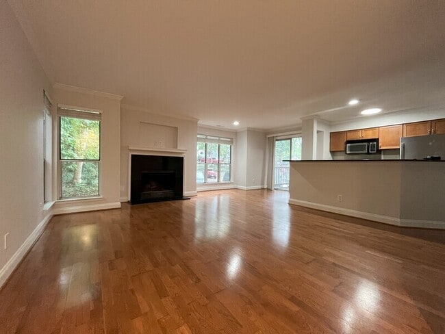 Building Photo - 2512 Cranbrook Ln Unit 9