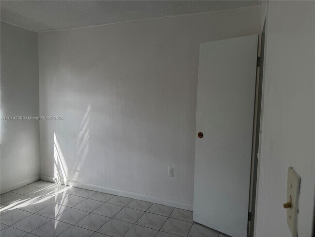Photo - 1325 W 68th St Apartamento Unidad 311