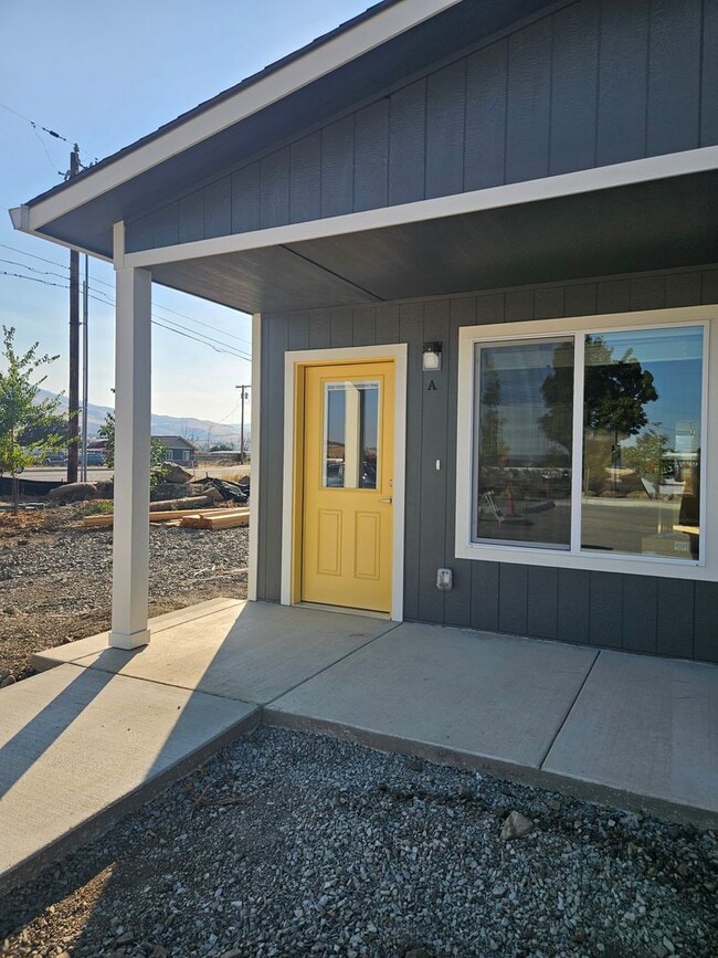 Building Photo - 2508001 Unit A