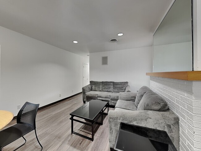 33 E Daniel St