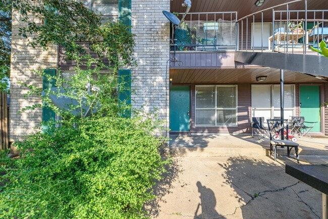 Building Photo - 4023 Briarglen Dr Unit 1