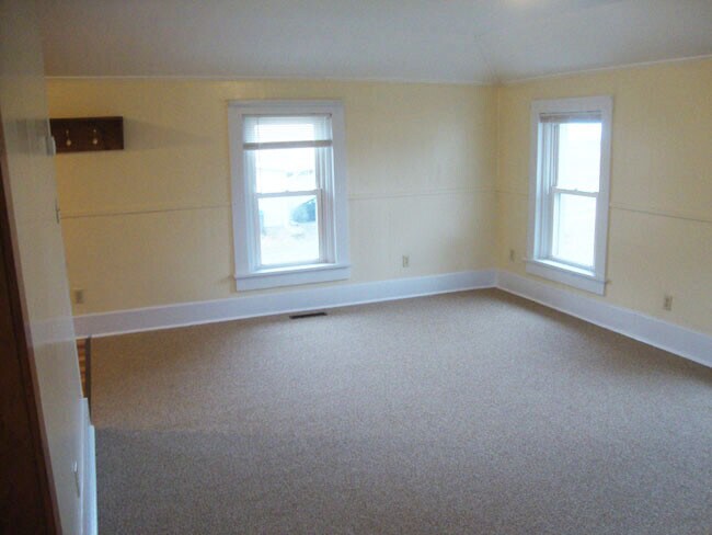 Living Room toward Entryway. - 415 Oak Dr Unit Fl. 2