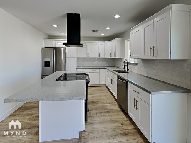 Photo - 7520 E Portland St