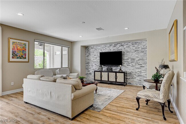 Photo - 339 Rezzo St