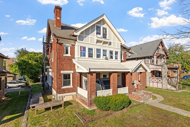 Photo - Massive  13-Bedroom House with huge Privat...